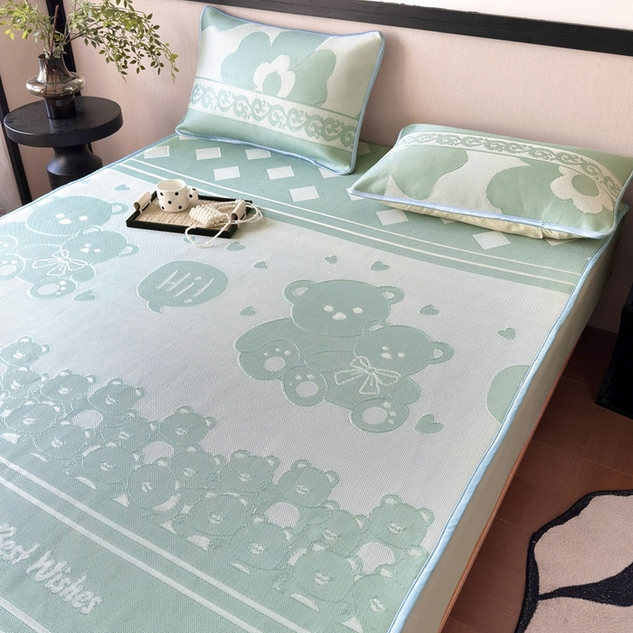 91家纺网 家纺一手货源 找家纺 乐居家纺 2025新款A类碳光抗菌凉感可水洗冰丝凉席席子床笠款 小熊伙伴-绿