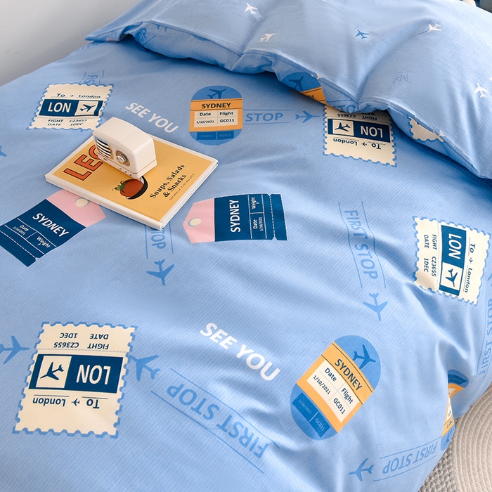 91家纺网 家纺一手货源 找家纺 鑫宇 2025全棉13372床单款印花学生三件套 飞行日记-蓝