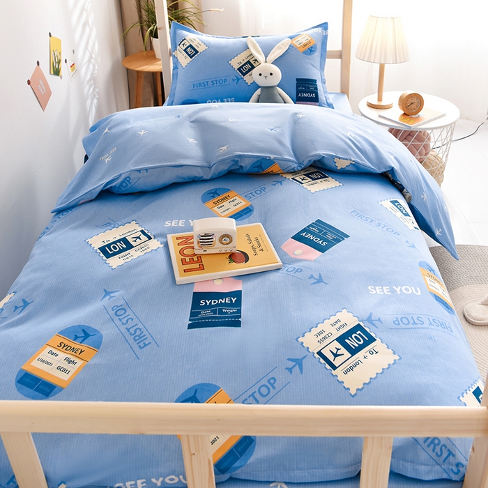 91家纺网 家纺一手货源 找家纺 鑫宇 2025全棉13372床单款印花学生三件套 飞行日记-蓝