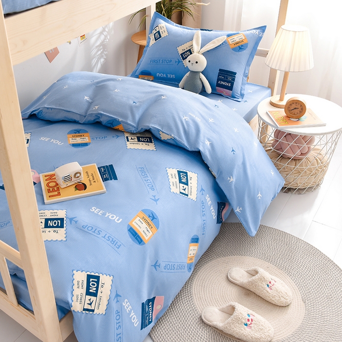 91家纺网 家纺一手货源 找家纺 鑫宇 2025全棉13372床单款印花学生三件套 飞行日记-蓝