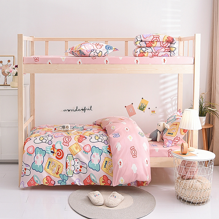 91家纺网 家纺一手货源 找家纺 鑫宇 2025全棉13372床单款印花学生三件套 快乐园-粉