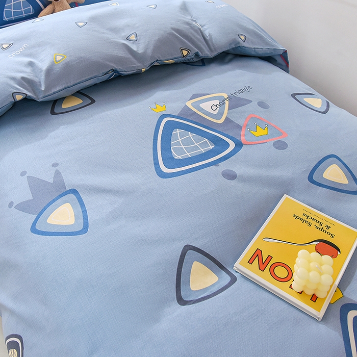 91家纺网 家纺一手货源 找家纺 鑫宇 2025全棉13372床单款印花学生三件套 趣味皇冠-蓝