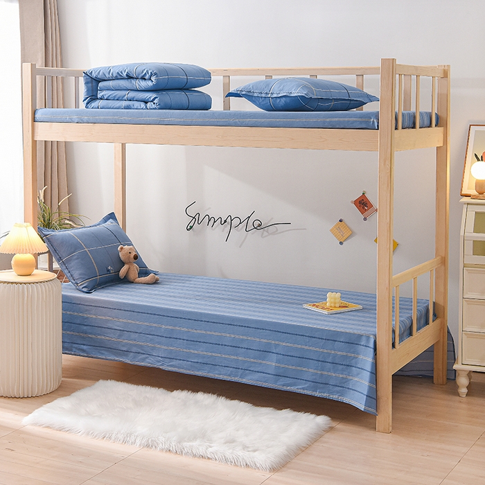 91家纺网 家纺一手货源 找家纺 鑫宇 2025全棉13372床单款印花学生三件套 神采旅途-蓝