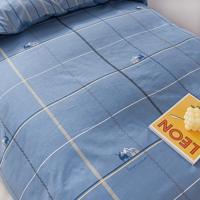 91家纺网 家纺一手货源 找家纺 鑫宇 2025全棉13372床单款印花学生三件套 神采旅途-蓝