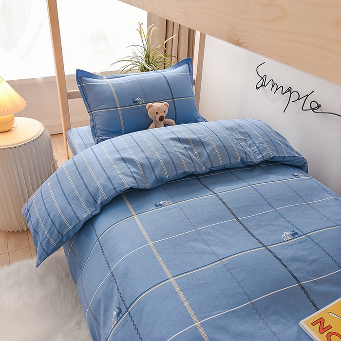 91家纺网 家纺一手货源 找家纺 鑫宇 2025全棉13372床单款印花学生三件套 神采旅途-蓝