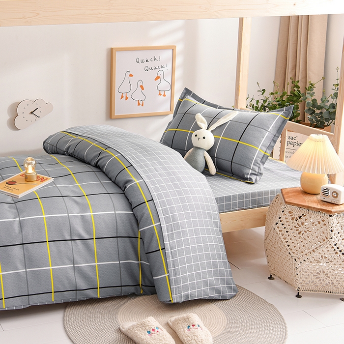 91家纺网 家纺一手货源 找家纺 鑫宇 2025全棉13372床单款印花学生三件套 时尚悦格-灰