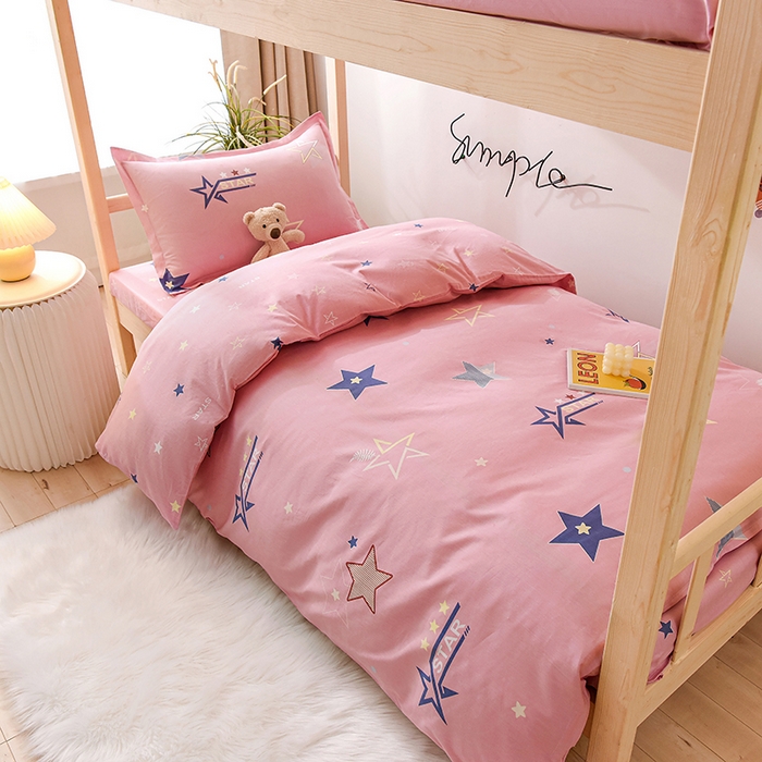 91家纺网 家纺一手货源 找家纺 鑫宇 2025全棉13372床单款印花学生三件套 星途之光-粉