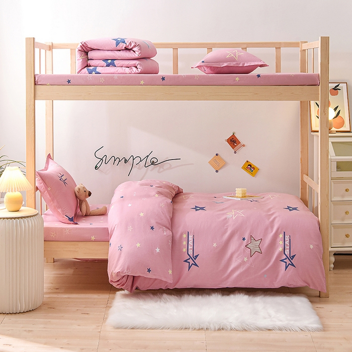 91家纺网 家纺一手货源 找家纺 鑫宇 2025全棉13372床单款印花学生三件套 星途之光-粉