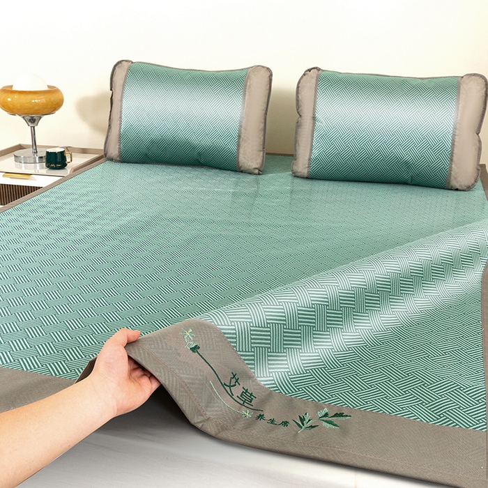 91家纺网 家纺一手货源 找家纺 丹兰 2025新款碳光冰丝席三件套竹席冰藤席艾草席学生席双人床凉席 碳光饼干花 绿