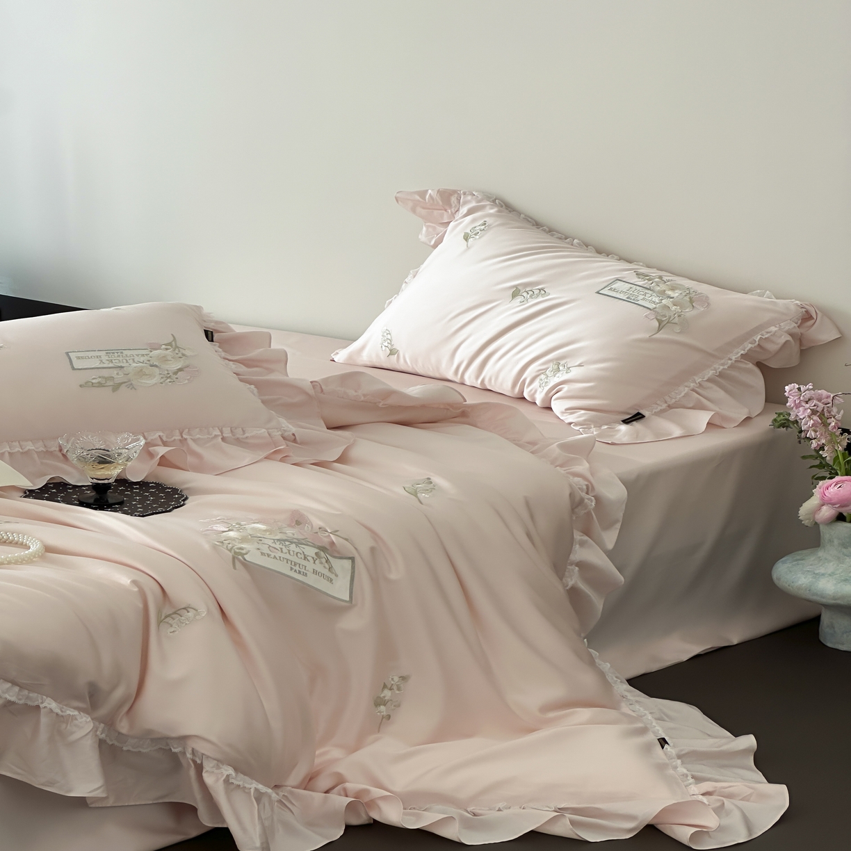 91家纺网 家纺一手货源 找家纺 佳汐蓝家纺 2025春夏新款60支天丝棉法式仙女四件套-沁铃兰 粉色