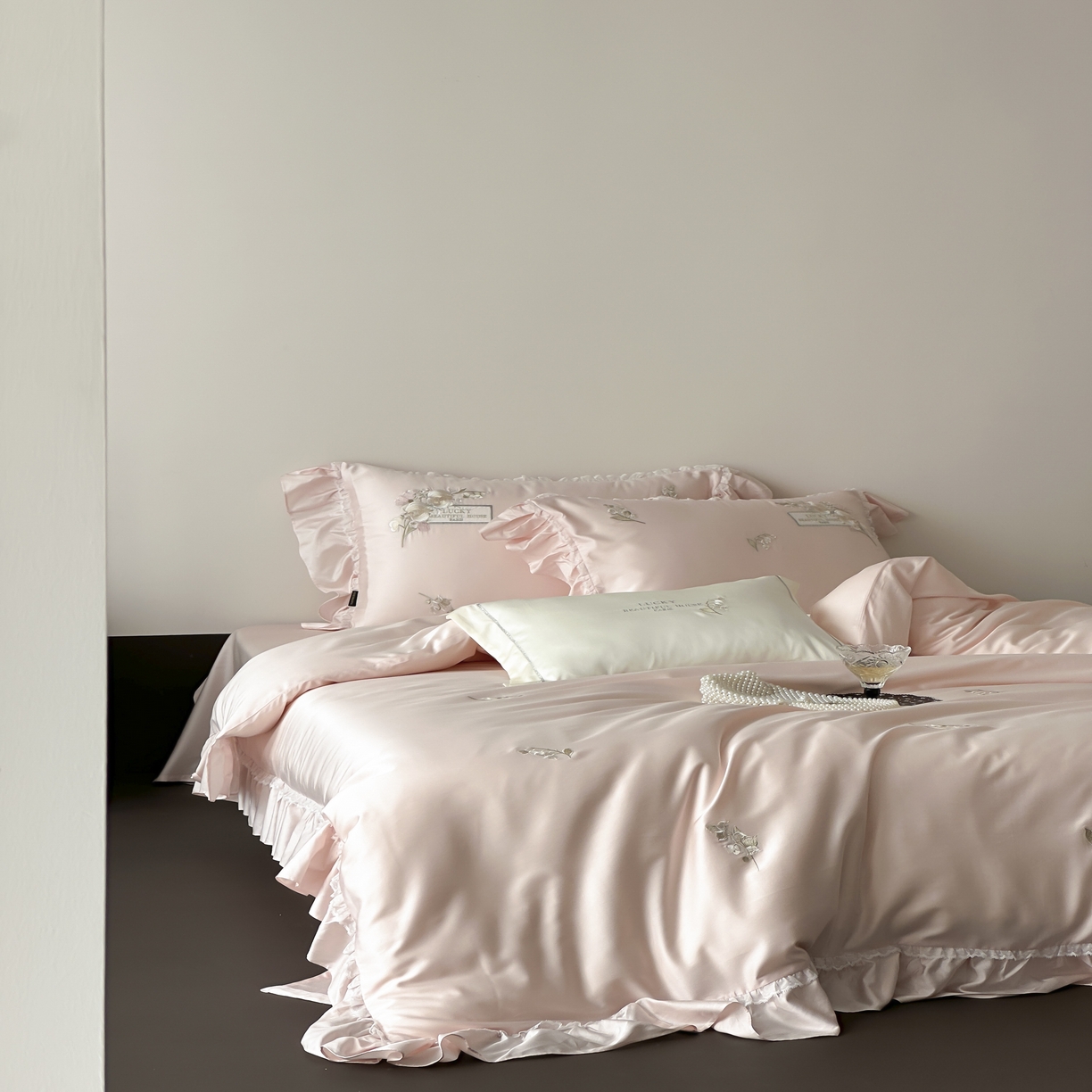 91家纺网 家纺一手货源 找家纺 佳汐蓝家纺 2025春夏新款60支天丝棉法式仙女四件套-沁铃兰 粉色