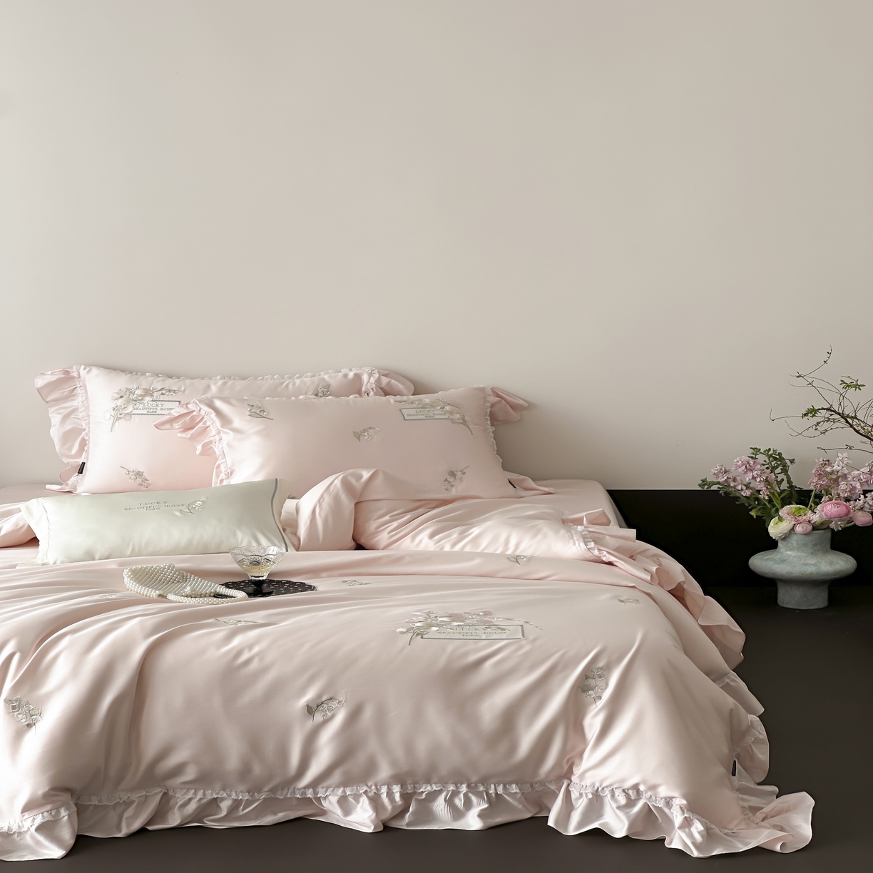 91家纺网 家纺一手货源 找家纺 佳汐蓝家纺 2025春夏新款60支天丝棉法式仙女四件套-沁铃兰 粉色