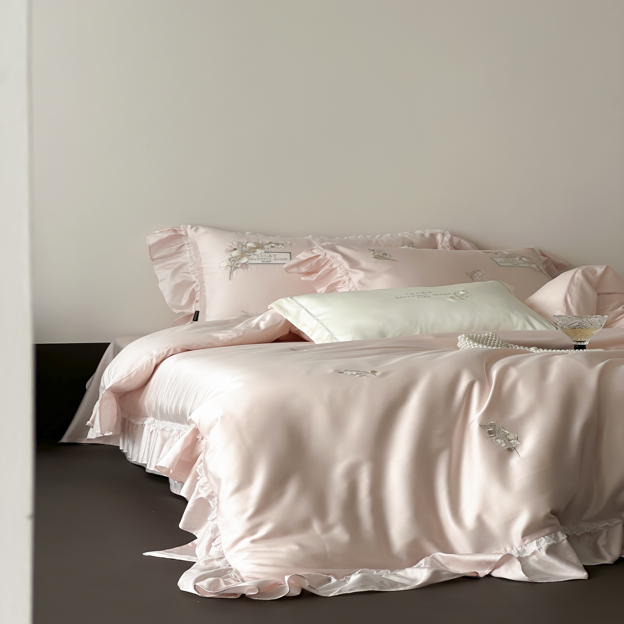 91家纺网 家纺一手货源 找家纺 佳汐蓝家纺 2025春夏新款60支天丝棉法式仙女四件套-沁铃兰 粉色