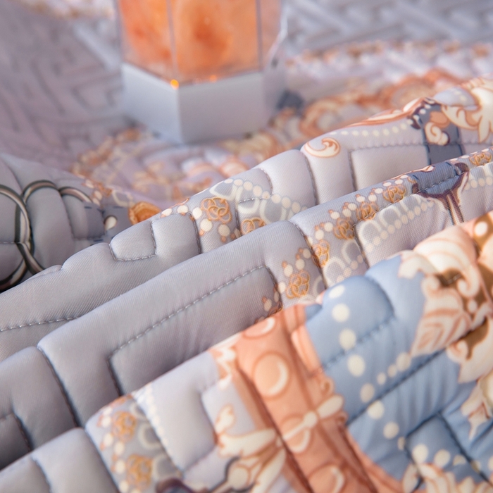 91家纺网 家纺一手货源 找家纺 美丽折家纺 2025夏季新品高端加厚8mm全冰丝生物基乳胶凉席三件套 水洗天然乳胶凉席 富贵华庭紫