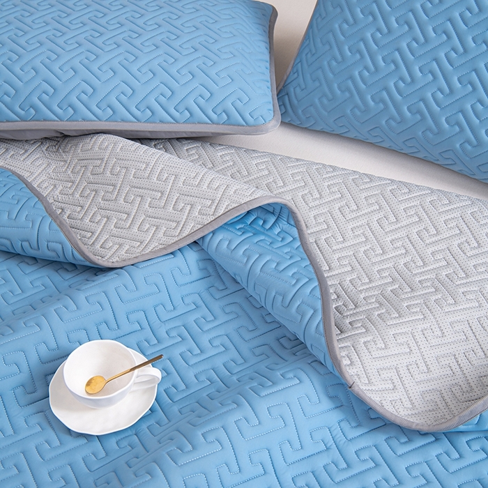 91家纺网 家纺一手货源 找家纺 美丽折家纺 2025夏季新品高端加厚8mm全冰丝生物基乳胶凉席三件套 水洗天然乳胶凉席 孔雀蓝T