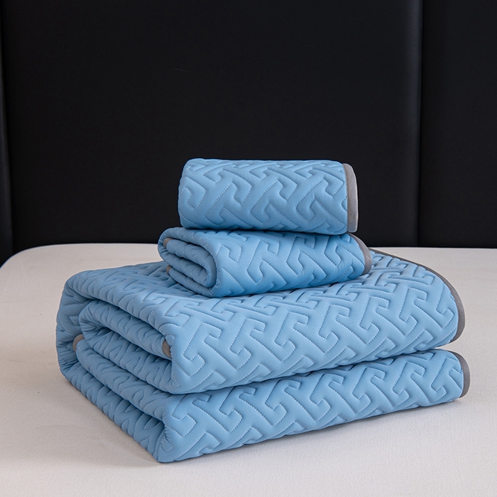 91家纺网 家纺一手货源 找家纺 美丽折家纺 2025夏季新品高端加厚8mm全冰丝生物基乳胶凉席三件套 水洗天然乳胶凉席 孔雀蓝T