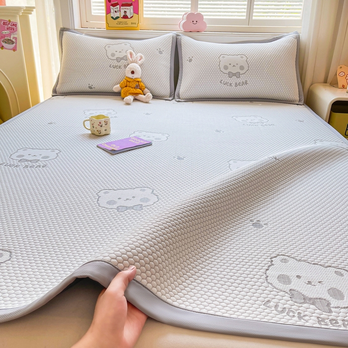 91家纺网 家纺一手货源 找家纺 梵朴 2025新款直播A类冰豆豆凉席席子三件套凉豆豆软凉席可机洗空调席子 LUCK熊-灰