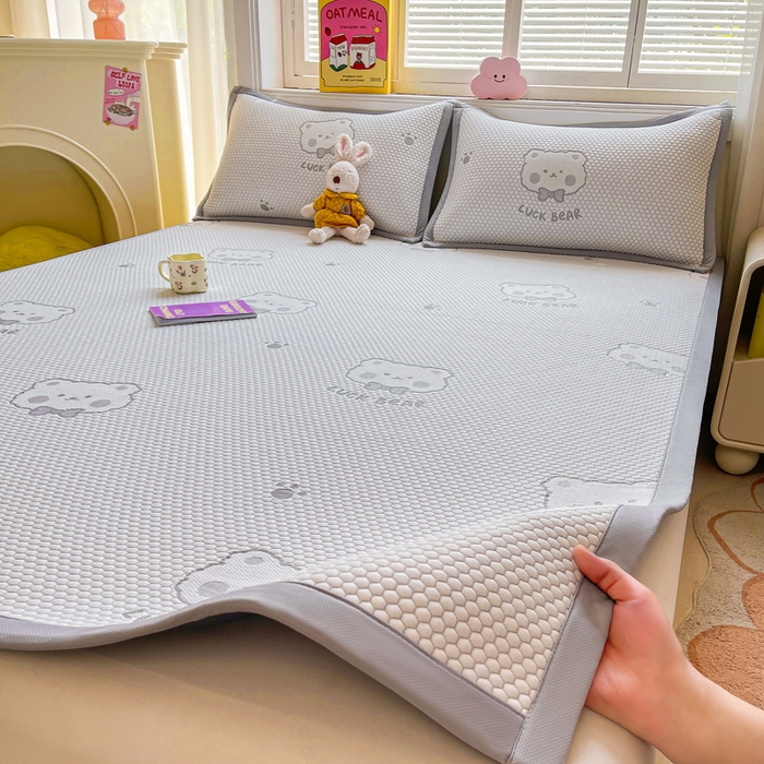 91家纺网 家纺一手货源 找家纺 梵朴 2025新款直播A类冰豆豆凉席席子三件套凉豆豆软凉席可机洗空调席子 LUCK熊-灰