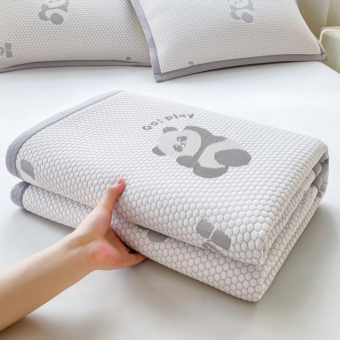 91家纺网 家纺一手货源 找家纺 梵朴 2025新款直播A类冰豆豆凉席席子三件套凉豆豆软凉席可机洗空调席子 小熊猫-灰