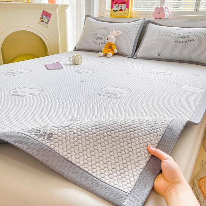 91家纺网 家纺一手货源 找家纺 梵朴 2025新款直播A类冰豆豆凉席席子三件套凉豆豆软凉席可机洗空调席子 LUCK熊-灰