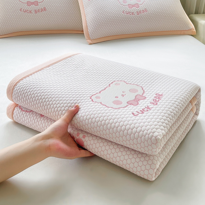 91家纺网 家纺一手货源 找家纺 梵朴 2025新款直播A类冰豆豆凉席席子三件套凉豆豆软凉席可机洗空调席子 LUCK熊-粉