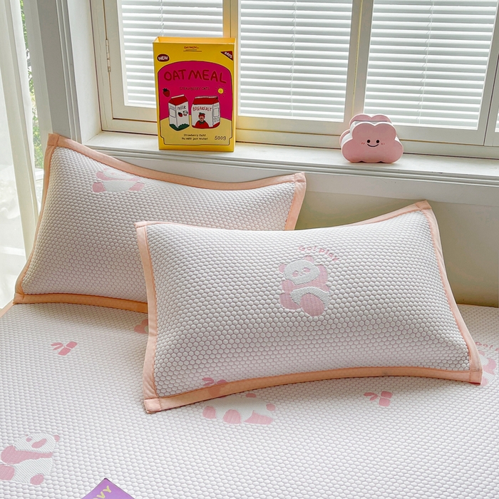 91家纺网 家纺一手货源 找家纺 梵朴 2025新款直播A类冰豆豆凉席席子三件套凉豆豆软凉席可机洗空调席子 小熊猫-粉