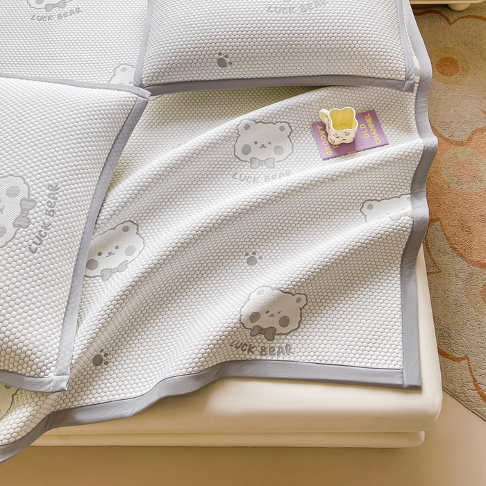 91家纺网 家纺一手货源 找家纺 梵朴 2025新款直播A类冰豆豆凉席席子三件套凉豆豆软凉席可机洗空调席子 LUCK熊-灰