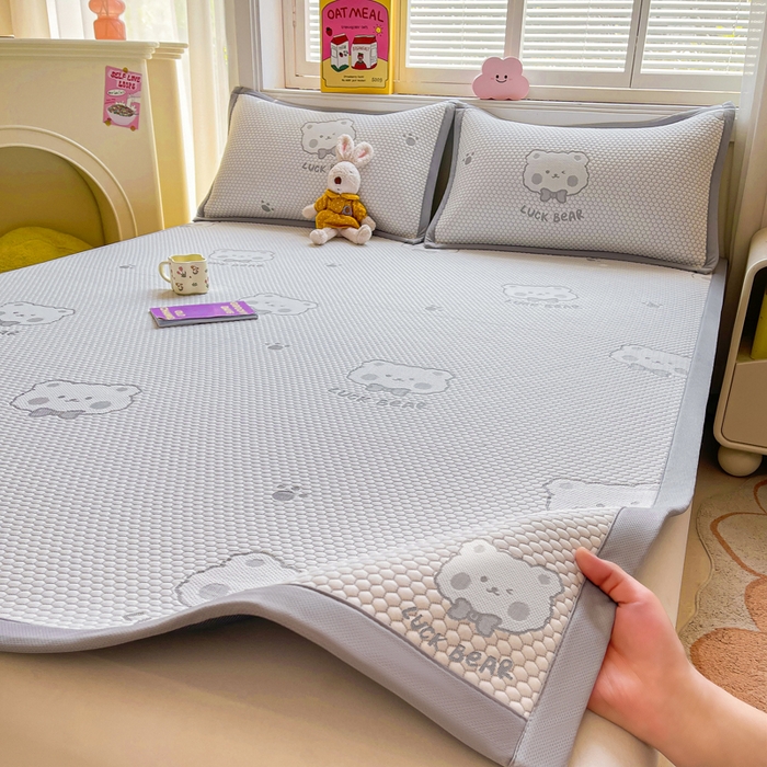 91家纺网 家纺一手货源 找家纺 梵朴 2025新款直播A类冰豆豆凉席席子三件套凉豆豆软凉席可机洗空调席子 LUCK熊-灰