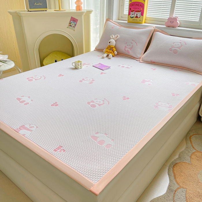 91家纺网 家纺一手货源 找家纺 梵朴 2025新款直播A类冰豆豆凉席席子三件套凉豆豆软凉席可机洗空调席子 小熊猫-粉