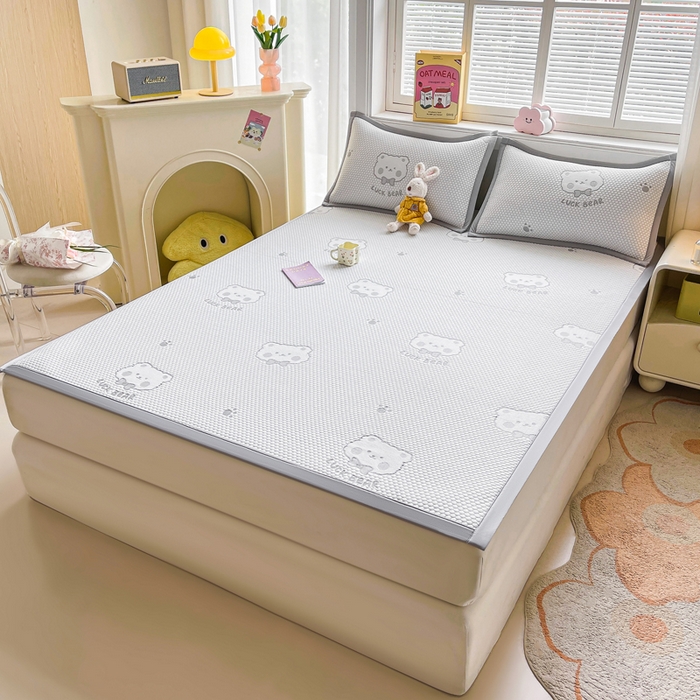 91家纺网 家纺一手货源 找家纺 梵朴 2025新款直播A类冰豆豆凉席席子三件套凉豆豆软凉席可机洗空调席子 LUCK熊-灰