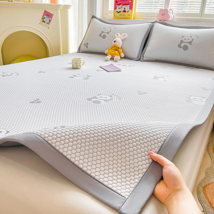 91家纺网 家纺一手货源 找家纺 梵朴 2025新款直播A类冰豆豆凉席席子三件套凉豆豆软凉席可机洗空调席子 小熊猫-灰