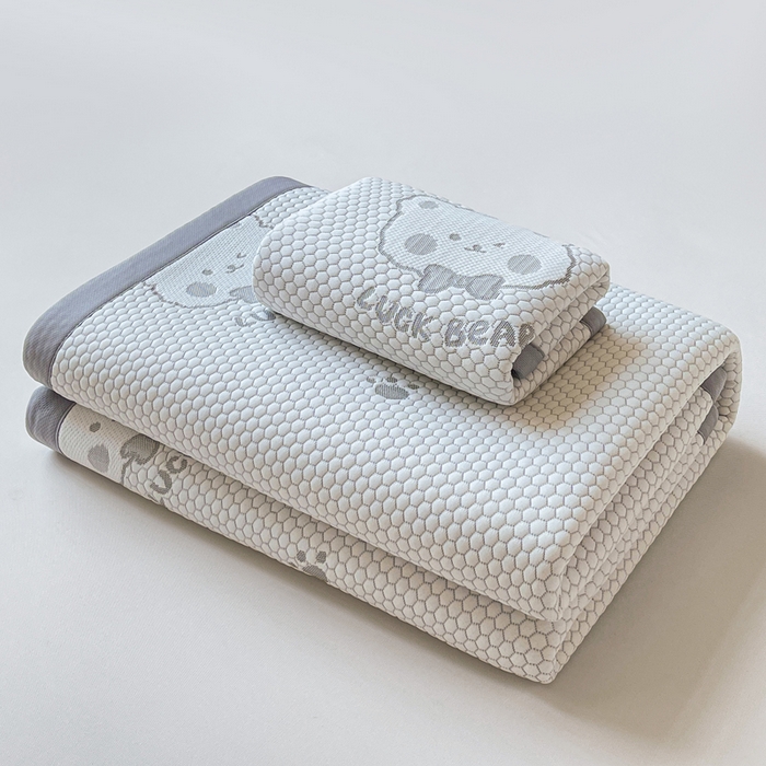 91家纺网 家纺一手货源 找家纺 梵朴 2025新款直播A类冰豆豆凉席席子三件套凉豆豆软凉席可机洗空调席子 LUCK熊-灰