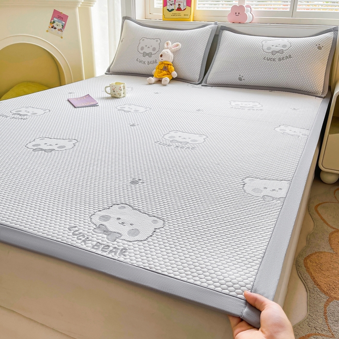 91家纺网 家纺一手货源 找家纺 梵朴 2025新款直播A类冰豆豆凉席席子三件套凉豆豆软凉席可机洗空调席子 LUCK熊-灰