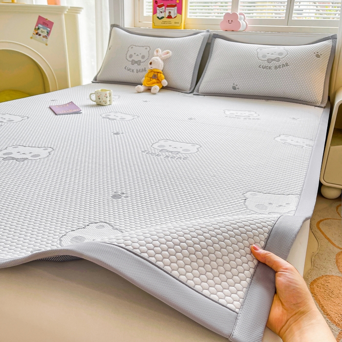 91家纺网 家纺一手货源 找家纺 梵朴 2025新款直播A类冰豆豆凉席席子三件套凉豆豆软凉席可机洗空调席子 LUCK熊-灰