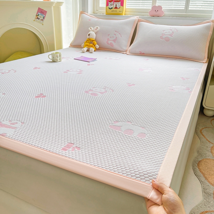 91家纺网 家纺一手货源 找家纺 梵朴 2025新款直播A类冰豆豆凉席席子三件套凉豆豆软凉席可机洗空调席子 小熊猫-粉