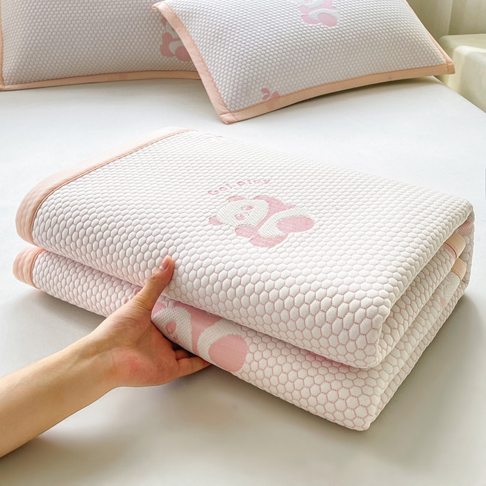 91家纺网 家纺一手货源 找家纺 梵朴 2025新款直播A类冰豆豆凉席席子三件套凉豆豆软凉席可机洗空调席子 小熊猫-粉