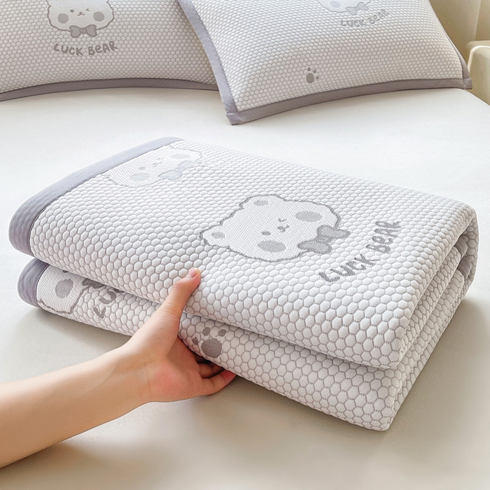 91家纺网 家纺一手货源 找家纺 梵朴 2025新款直播A类冰豆豆凉席席子三件套凉豆豆软凉席可机洗空调席子 LUCK熊-灰