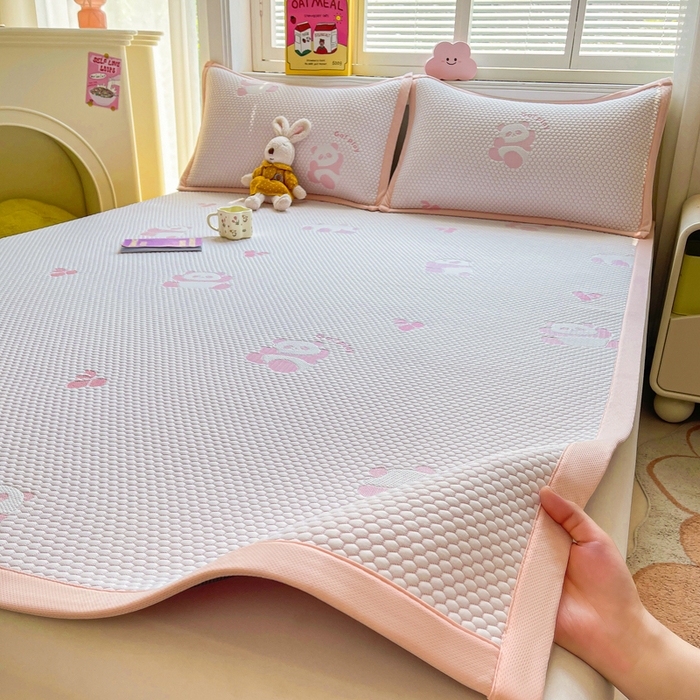 91家纺网 家纺一手货源 找家纺 梵朴 2025新款直播A类冰豆豆凉席席子三件套凉豆豆软凉席可机洗空调席子 小熊猫-粉