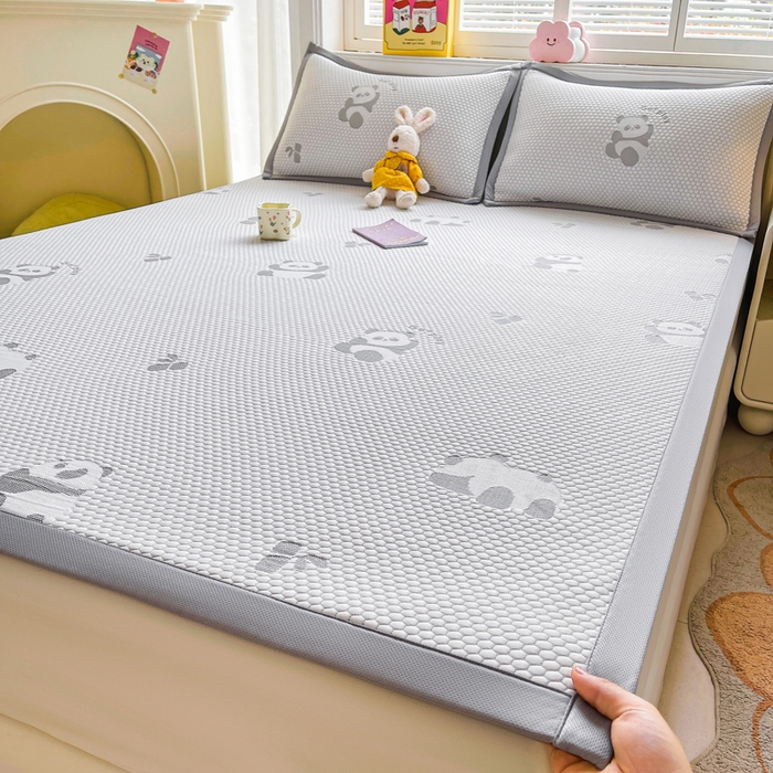 91家纺网 家纺一手货源 找家纺 梵朴 2025新款直播A类冰豆豆凉席席子三件套凉豆豆软凉席可机洗空调席子 小熊猫-灰