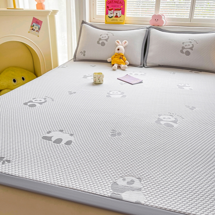 91家纺网 家纺一手货源 找家纺 梵朴 2025新款直播A类冰豆豆凉席席子三件套凉豆豆软凉席可机洗空调席子 小熊猫-灰