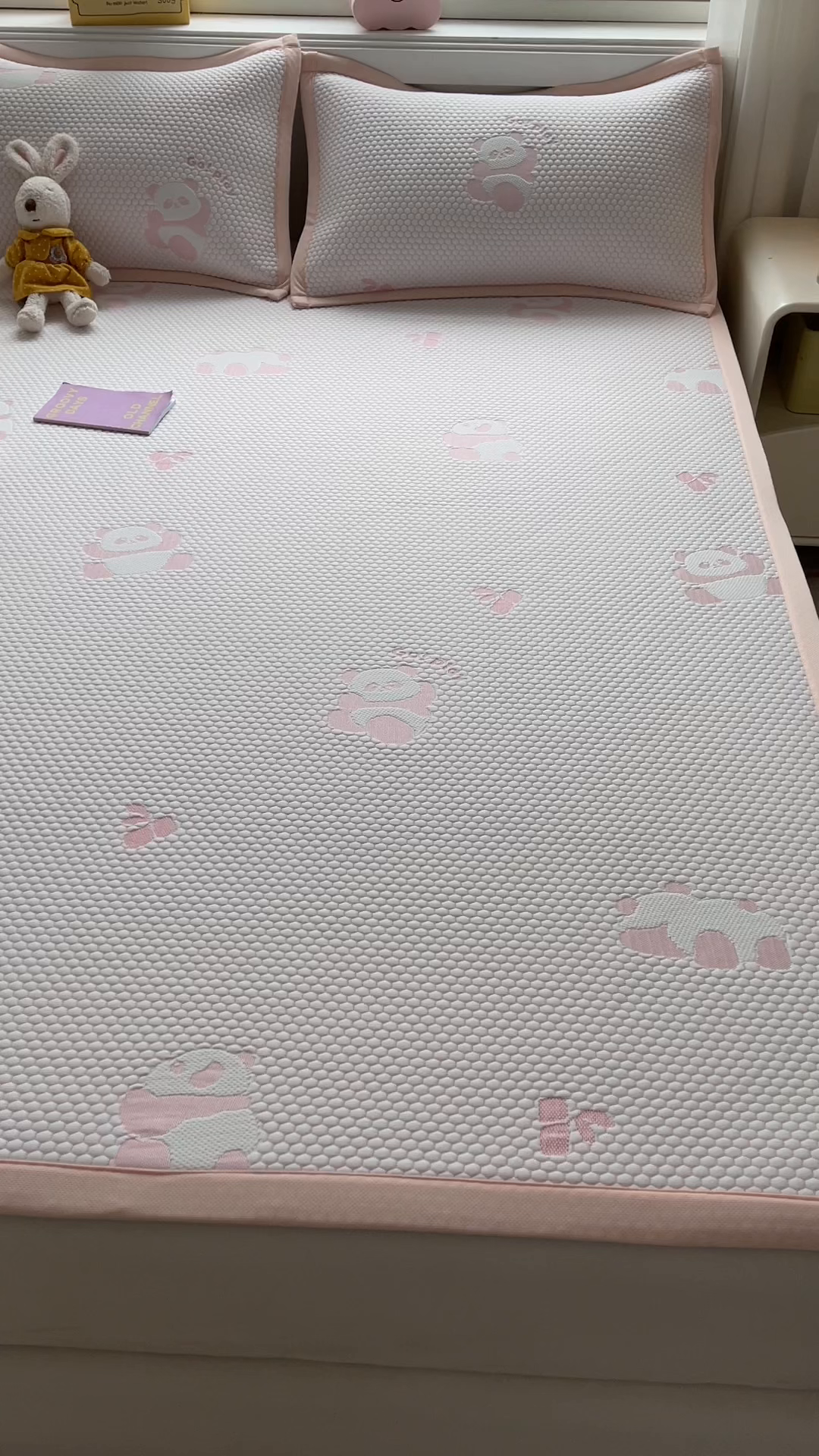 91家纺网 家纺一手货源 找家纺 梵朴 2025新款直播A类冰豆豆凉席席子三件套凉豆豆软凉席可机洗空调席子 小熊猫-粉