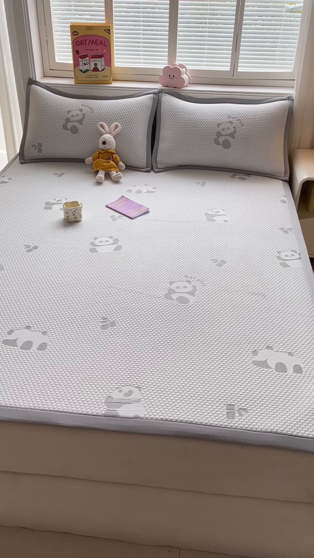 91家纺网 家纺一手货源 找家纺 梵朴 2025新款直播A类冰豆豆凉席席子三件套凉豆豆软凉席可机洗空调席子 小熊猫-灰