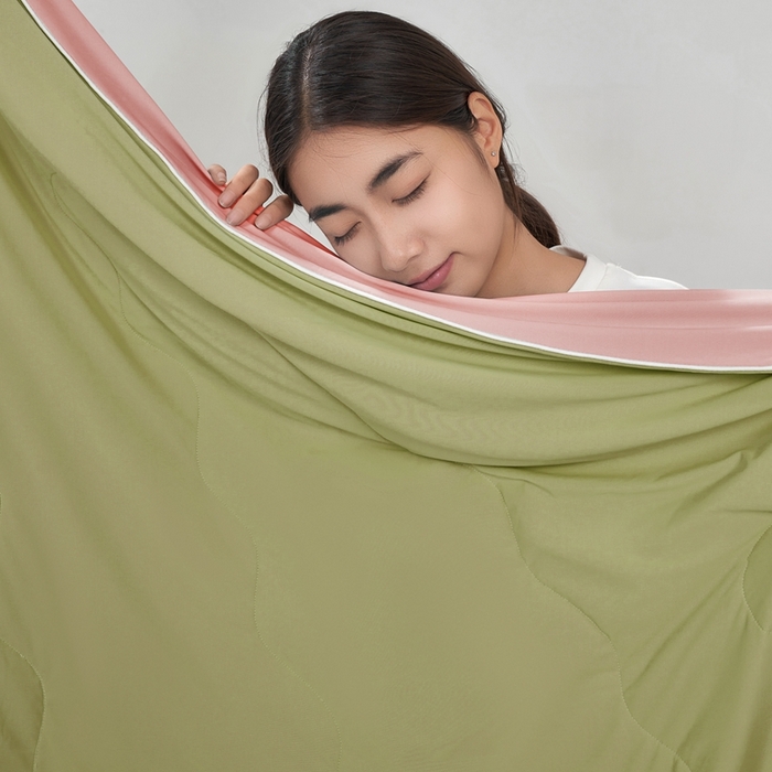 91家纺网 家纺一手货源 找家纺 朴罗 （ 原岚图） 2025新款纯色亲肤舒适锦氨凉感夏被夏凉被空调被 西瓜粉绿