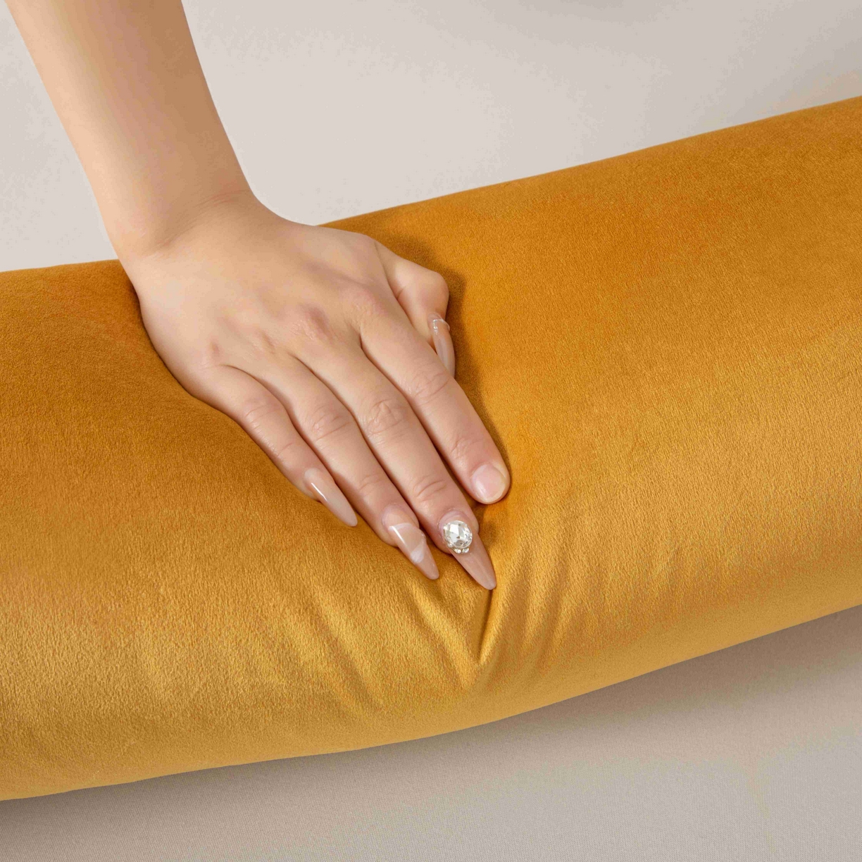 91家纺网 家纺一手货源 找家纺 沐沐家纺 2026新款荷兰绒长条睡抱枕 姜黄色