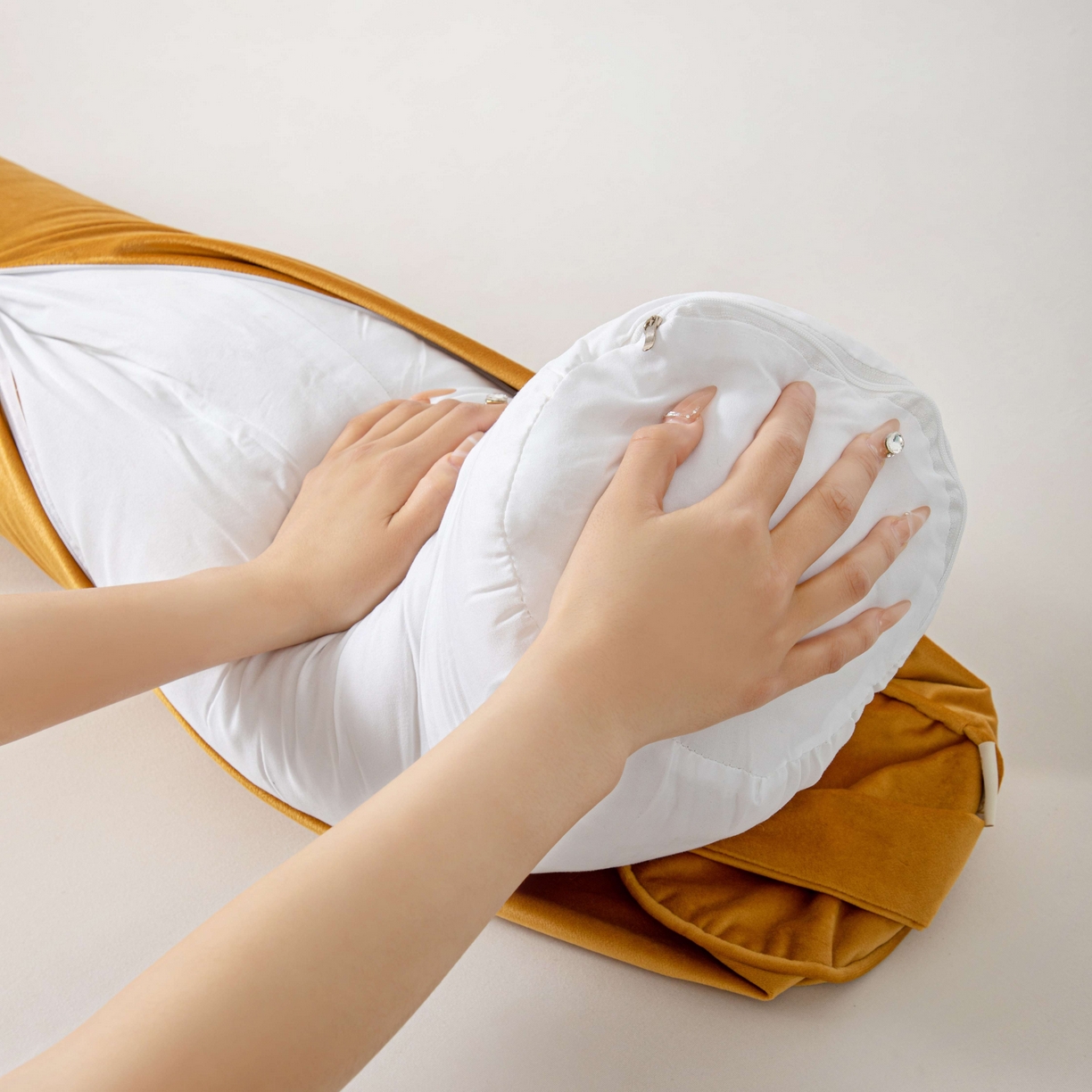 91家纺网 家纺一手货源 找家纺 沐沐家纺 2026新款荷兰绒长条睡抱枕 姜黄色