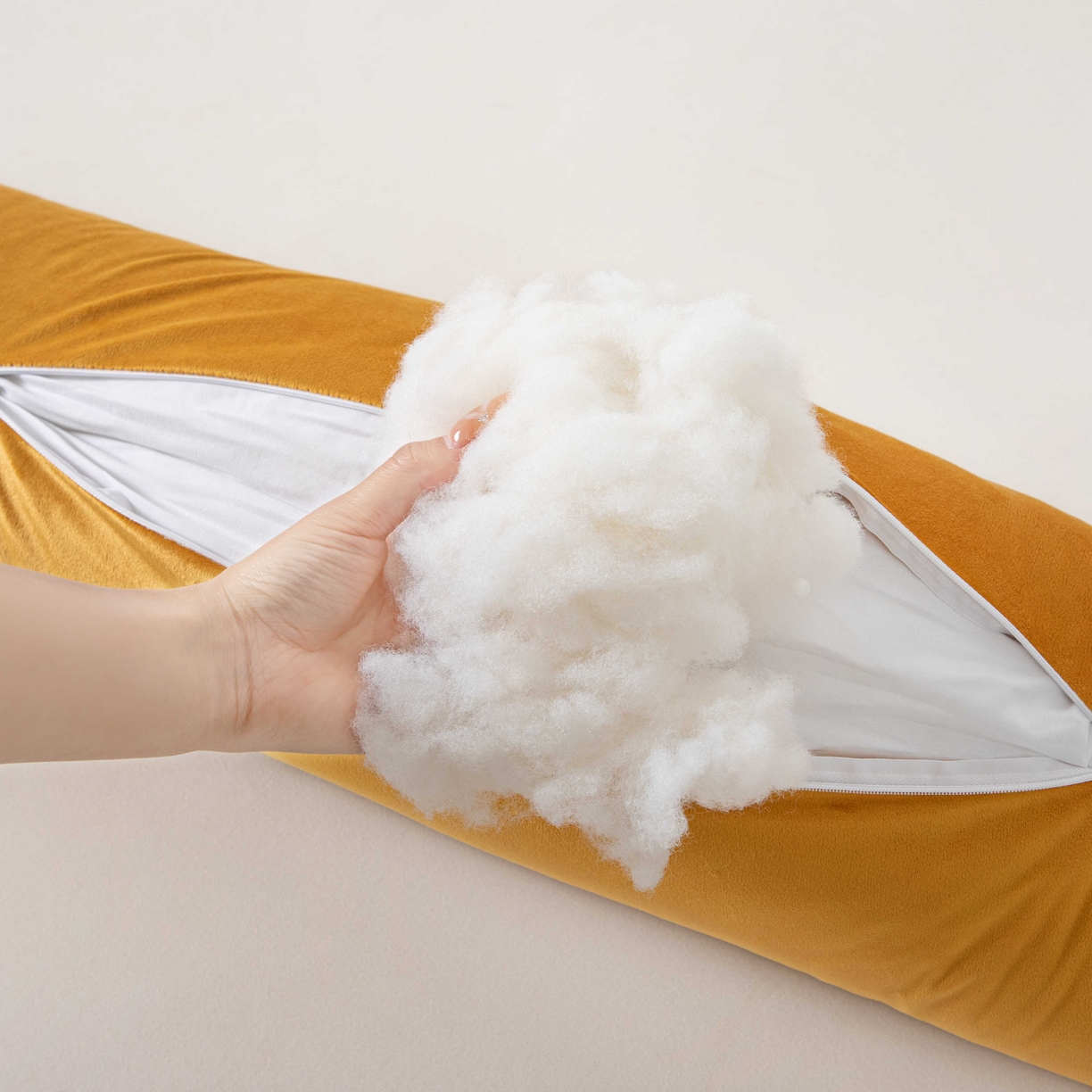 91家纺网 家纺一手货源 找家纺 沐沐家纺 2026新款荷兰绒长条睡抱枕 姜黄色