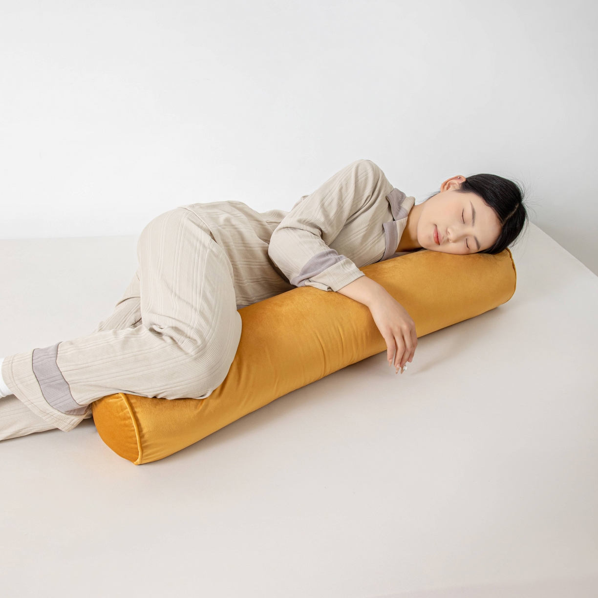 91家纺网 家纺一手货源 找家纺 沐沐家纺 2026新款荷兰绒长条睡抱枕 姜黄色