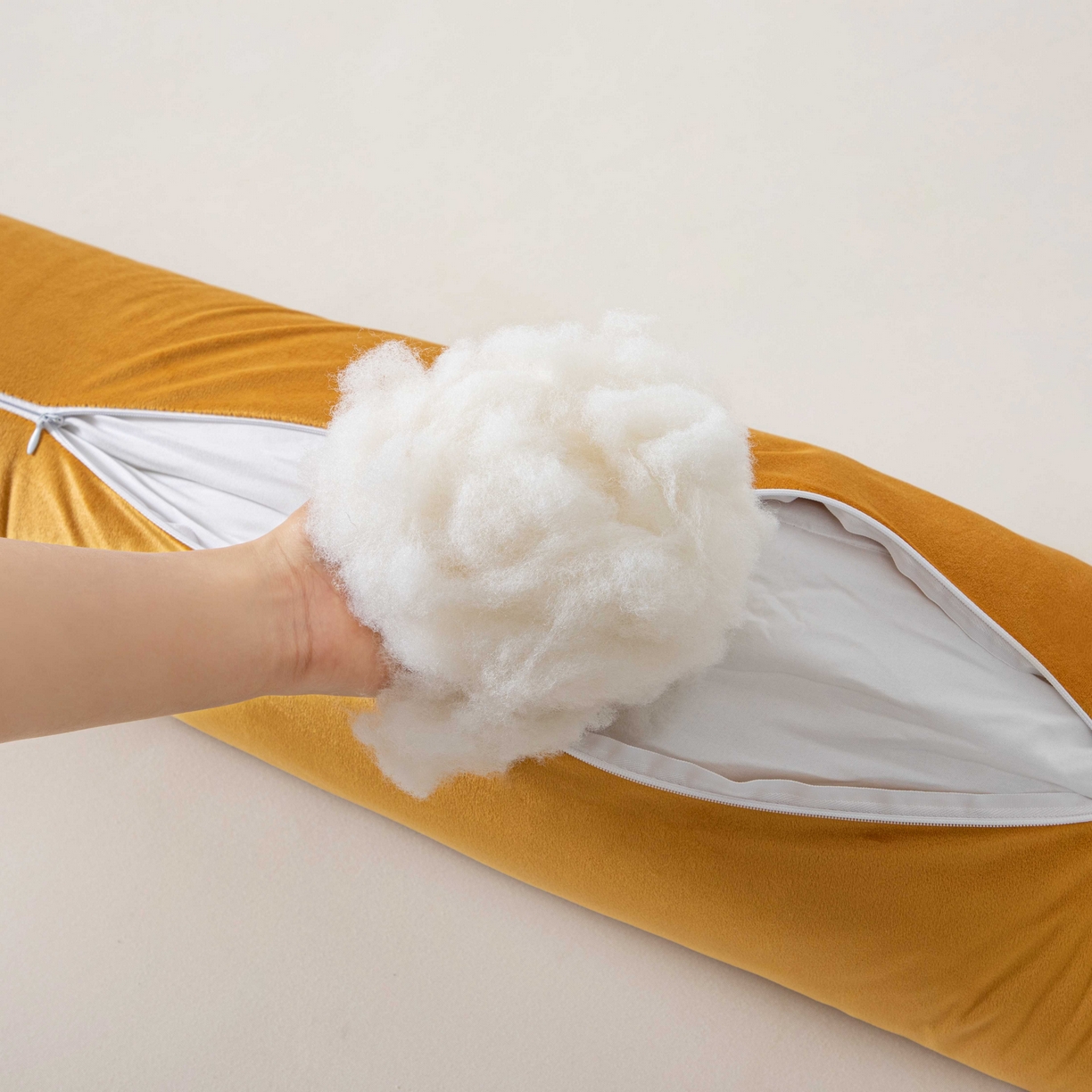 91家纺网 家纺一手货源 找家纺 沐沐家纺 2026新款荷兰绒长条睡抱枕 姜黄色