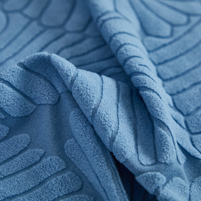 91家纺网 家纺一手货源 找家纺 丝绮鹿 2025新款雕花绒大叶子芝华士沙发套 水蓝