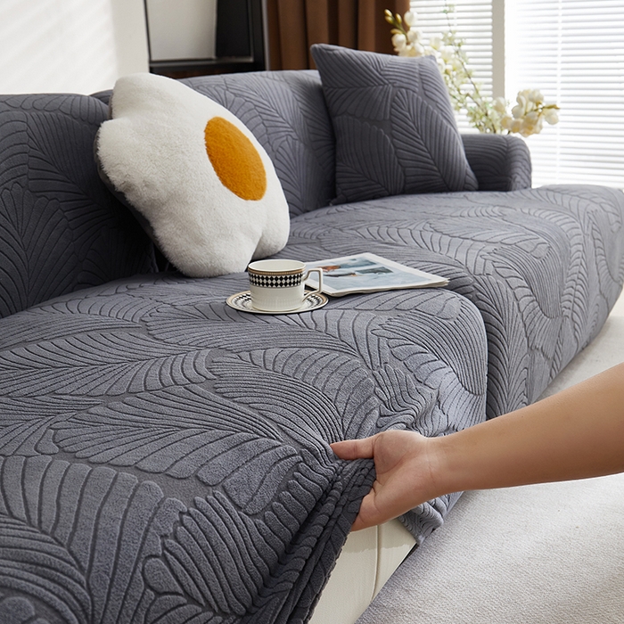 91家纺网 家纺一手货源 找家纺 丝绮鹿 2025新款雕花绒大叶子沙发套松紧款（直排） 深灰